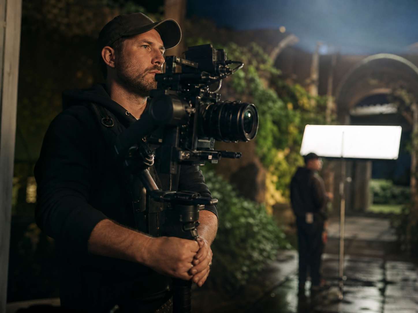 Direttore della fotografia con cinepresa professionale su stabilizzatore durante le riprese